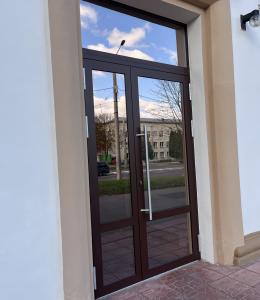 двери из алюминиевого профиля