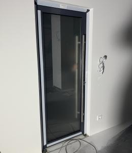 входную алюминиевую дверь