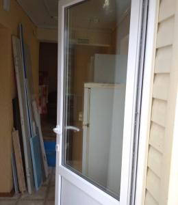 Пластиковую дверь на балкон