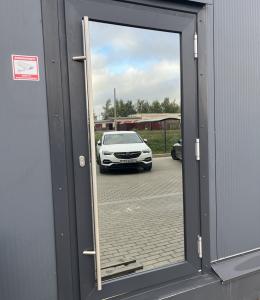 алюминиевая дверь в дом