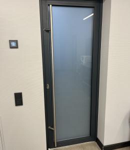 алюминиевые двери