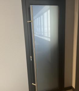 алюминиевая дверь в дом