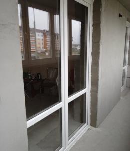 Пластиковая дверь на балкон недорого