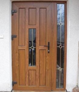 пластиковая дверь