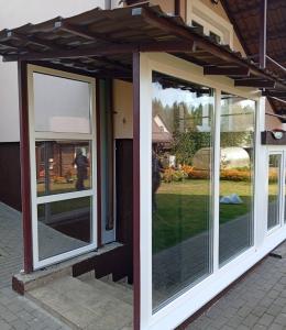 Входные пластиковые двери для дома