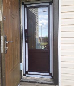 Входные пластиковые двери для дома