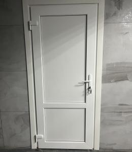 Входные пластиковые двери для дома