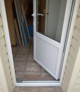 пластиковая дверь