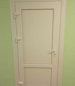 цена на пластиковые двери