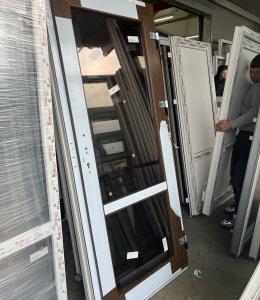 входная пластиковая дверь в частный дом