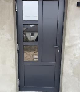 входные наружные пластиковые двери