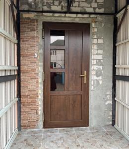 уличная дверь пвх