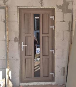 входные пластиковые двери для дома