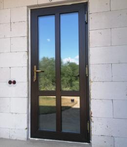 Входные пластиковые двери для дома