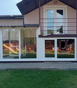 Входные пластиковые двери для дома